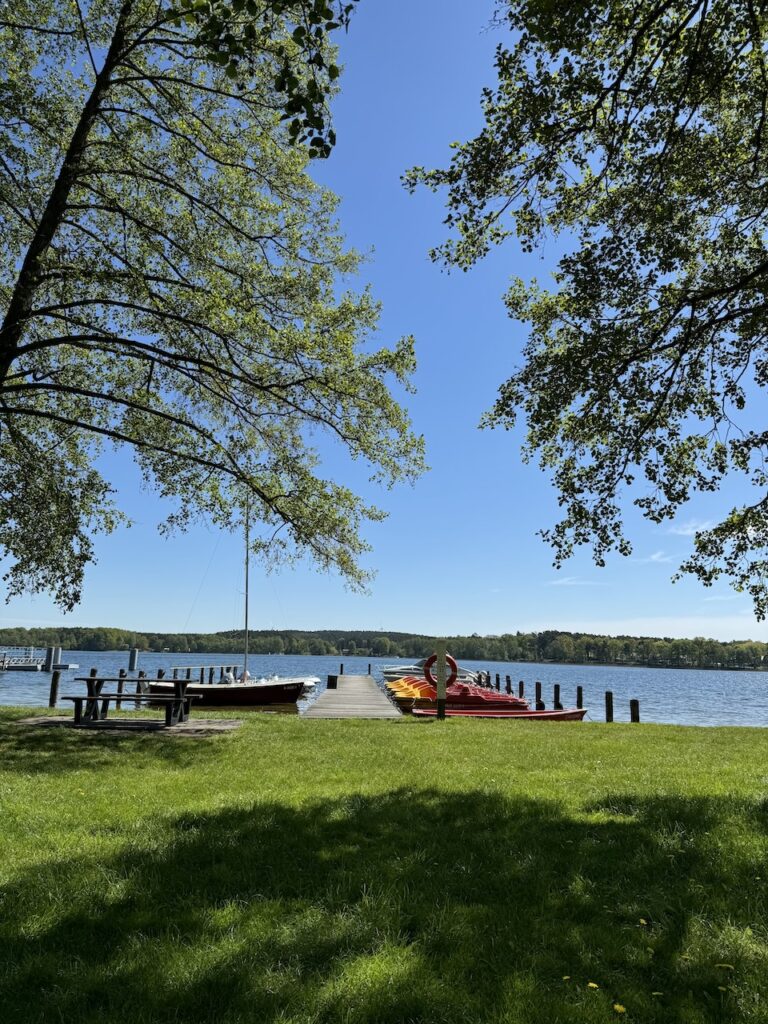 Blick auf den Steg der Bootsverleihstation in Wendisch Rietz am Wolziger See